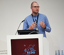 Referent Fabian Wohlfromm spricht auf der ECDO Konferenz EDCO